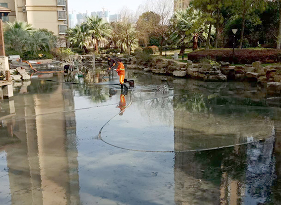岳阳楼景观池淤泥清理