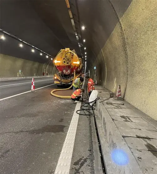 岳阳楼隧道排水渠清淤